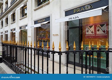 prada rue montaigne paris